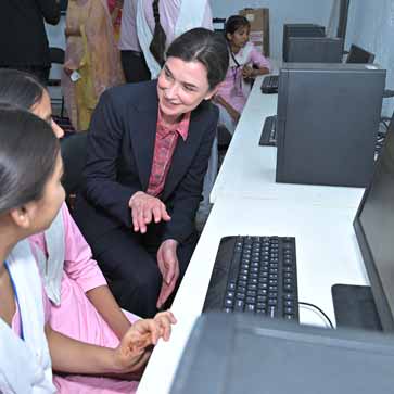 Nina with students: Together with our partners, the project was launched in New Delhi in October 2024. © Siemens Stiftung