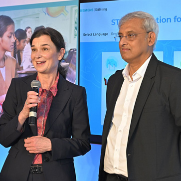 They present the Open Education Resources portal which is free and accessible to all students. © Siemens Stiftung