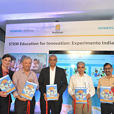 Dr. Nina Smidt, Vorstandsvorsitzende der Siemens Stiftung, Dr. Madhav Chavan, Mitbegründer der Pratham Education Foundation, und Dr. Anantharaman Subramaniyan, Leiter für Strategie und Nachhaltigkeit bei Siemens Indien, starten das Projekt an einer Mädchenschule